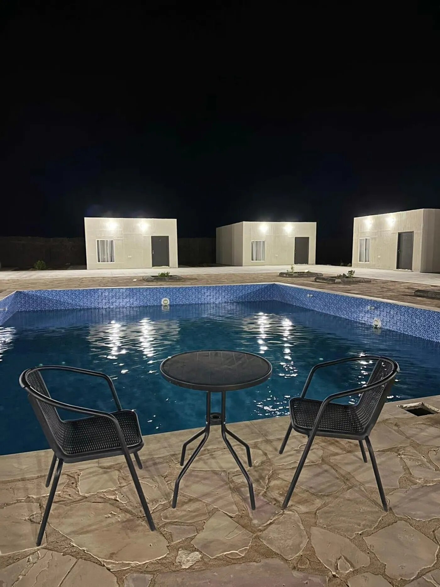 غرفة بسرير ماستر 8