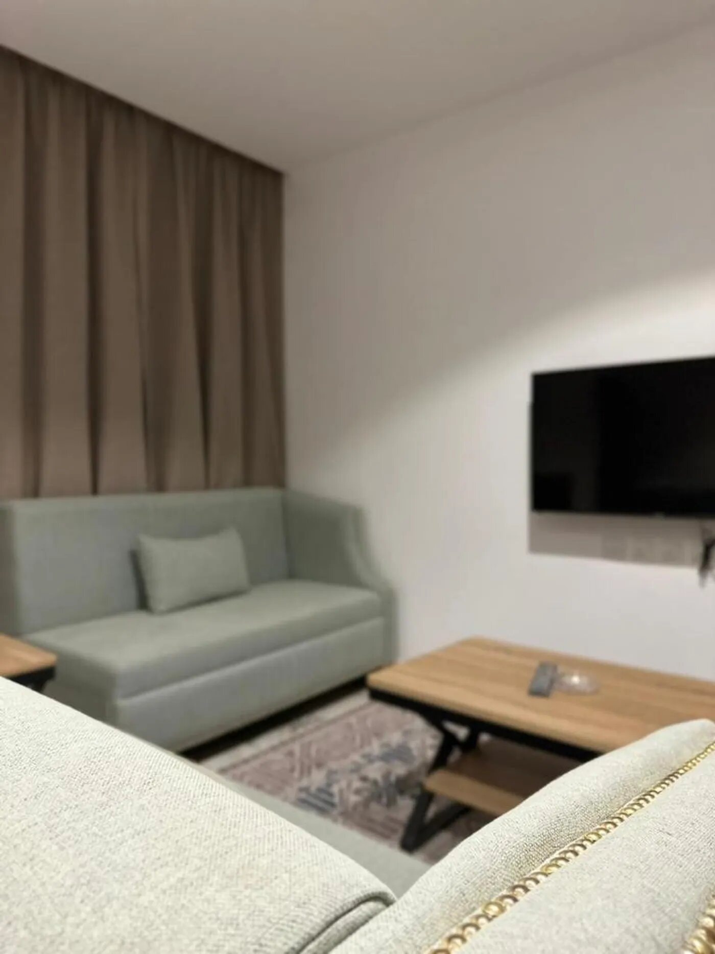 غرفة بأثاث مريح 9