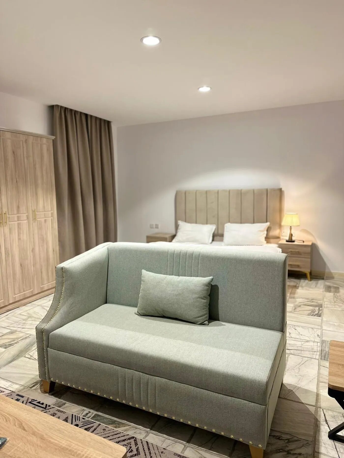 غرفة بجلسة مميزة 4