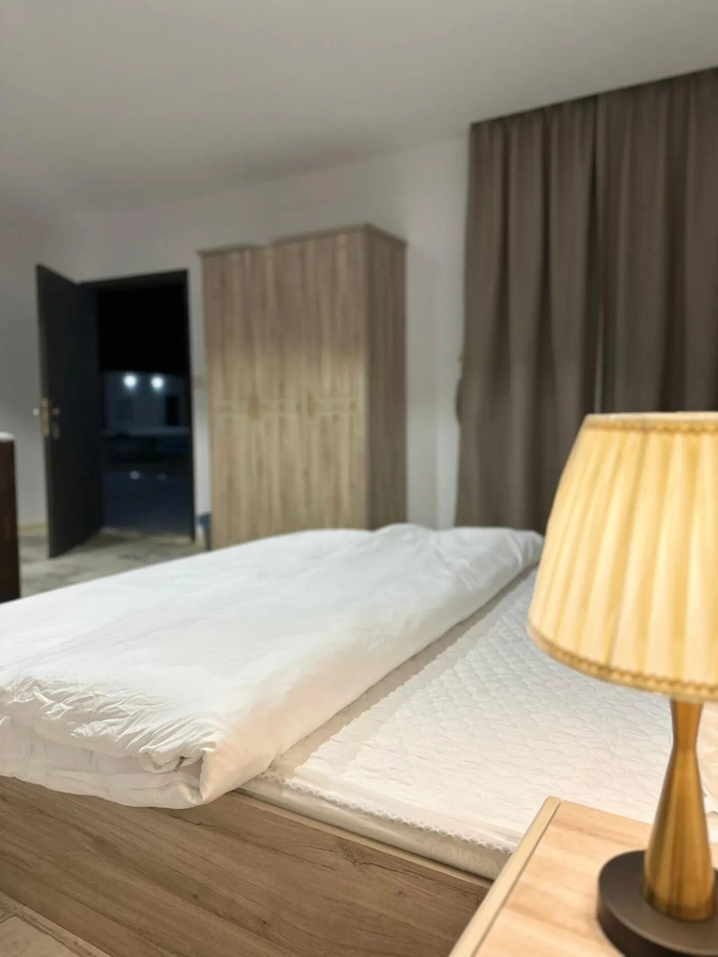 غرفة بجلسة مميزة 6