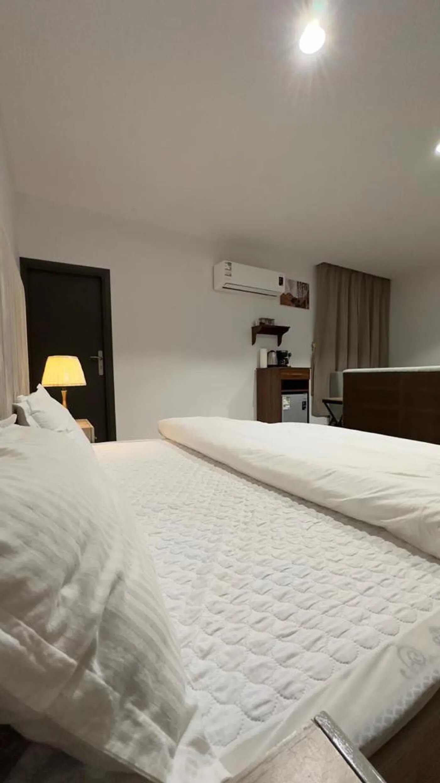 غرفة بأثاث مريح 5