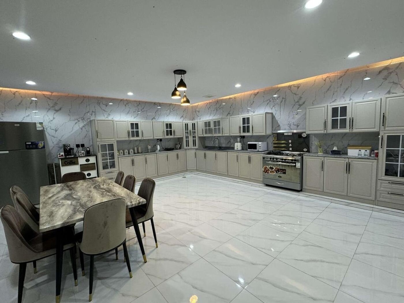 غرفة بأثاث مريح 7