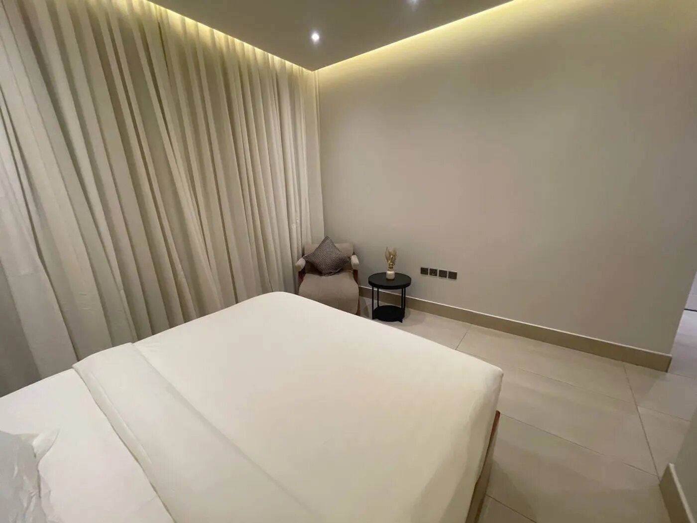 شقة بغرفة نوم وصالة 3