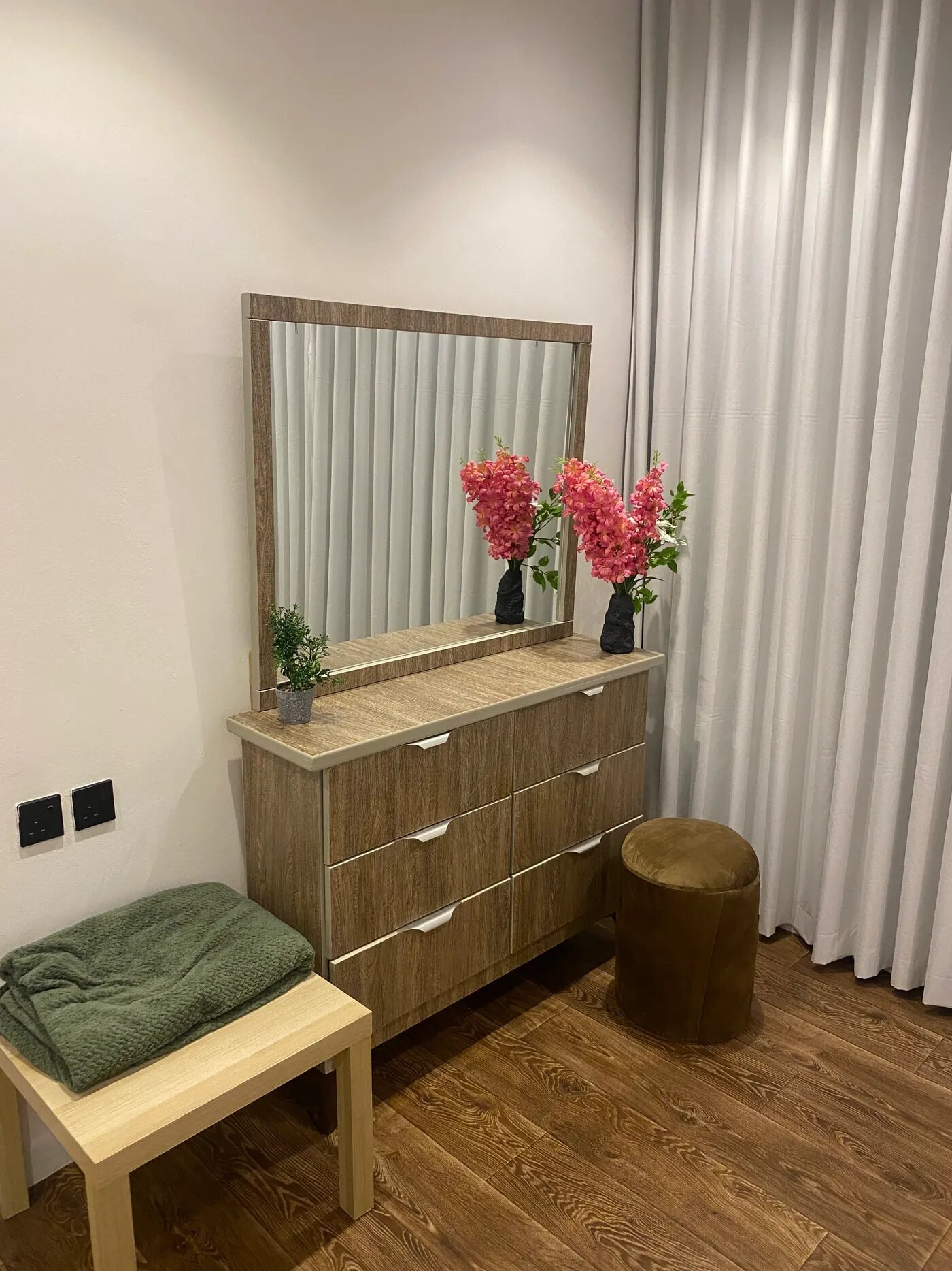 شقة بغرفة معيشة ونوم 8