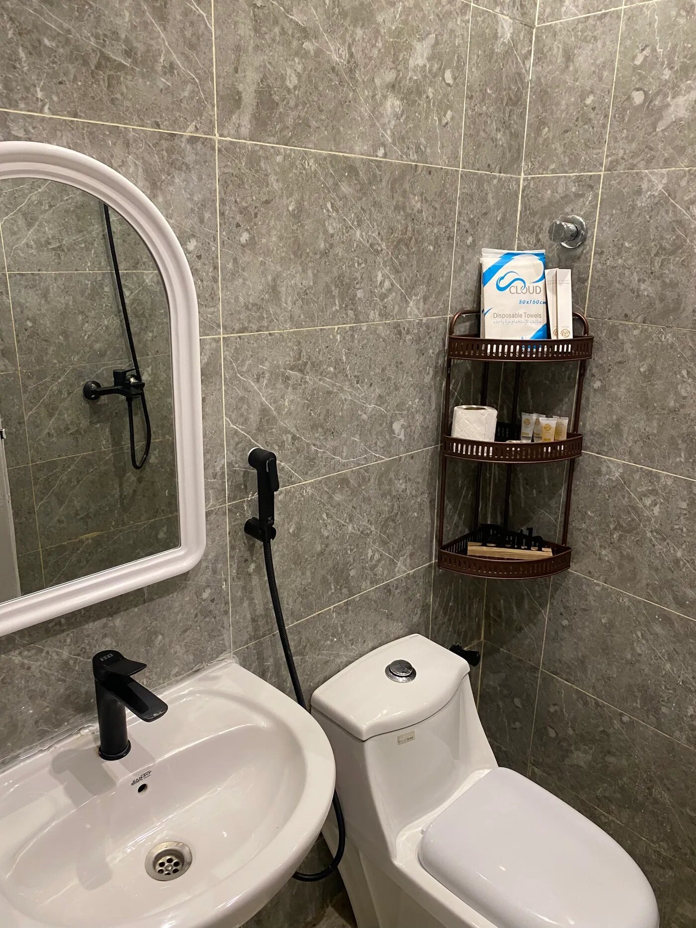 شقة بغرفة معيشة ونوم 11