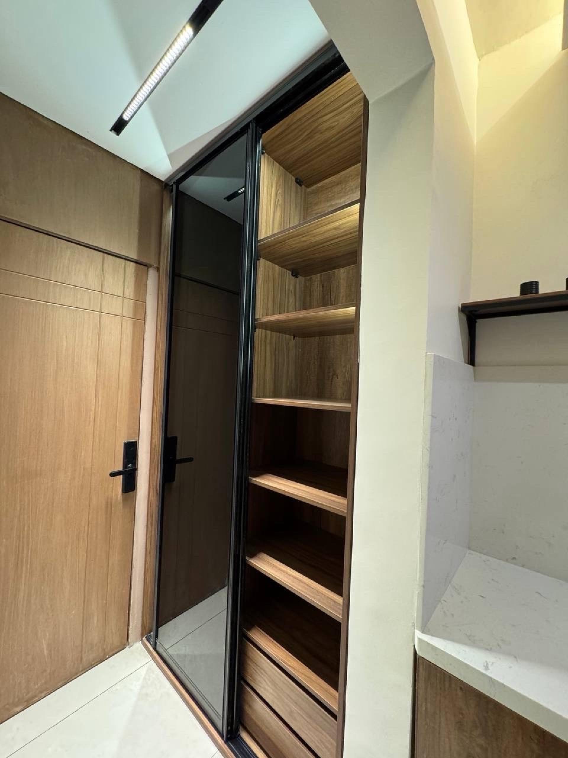 استديو واسع 8